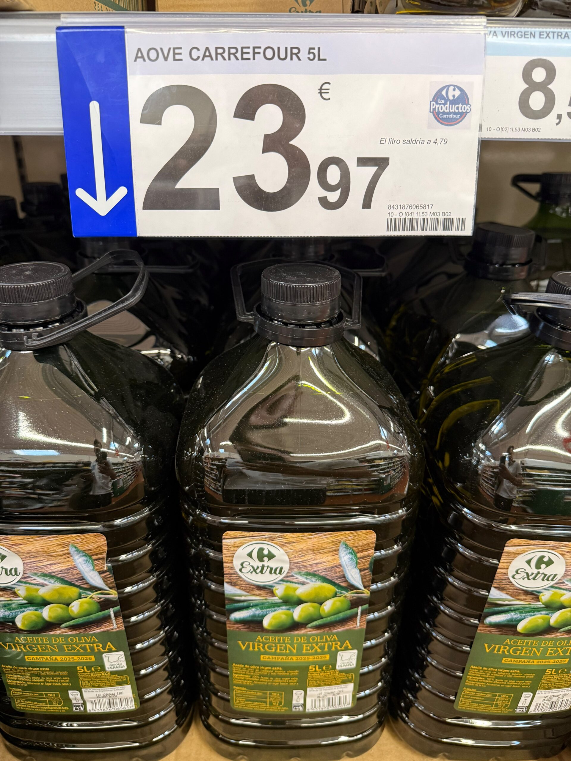 Garrafa de aceite de oliva marca blanca Carrefour de 5 litros en el lineal del supermercado