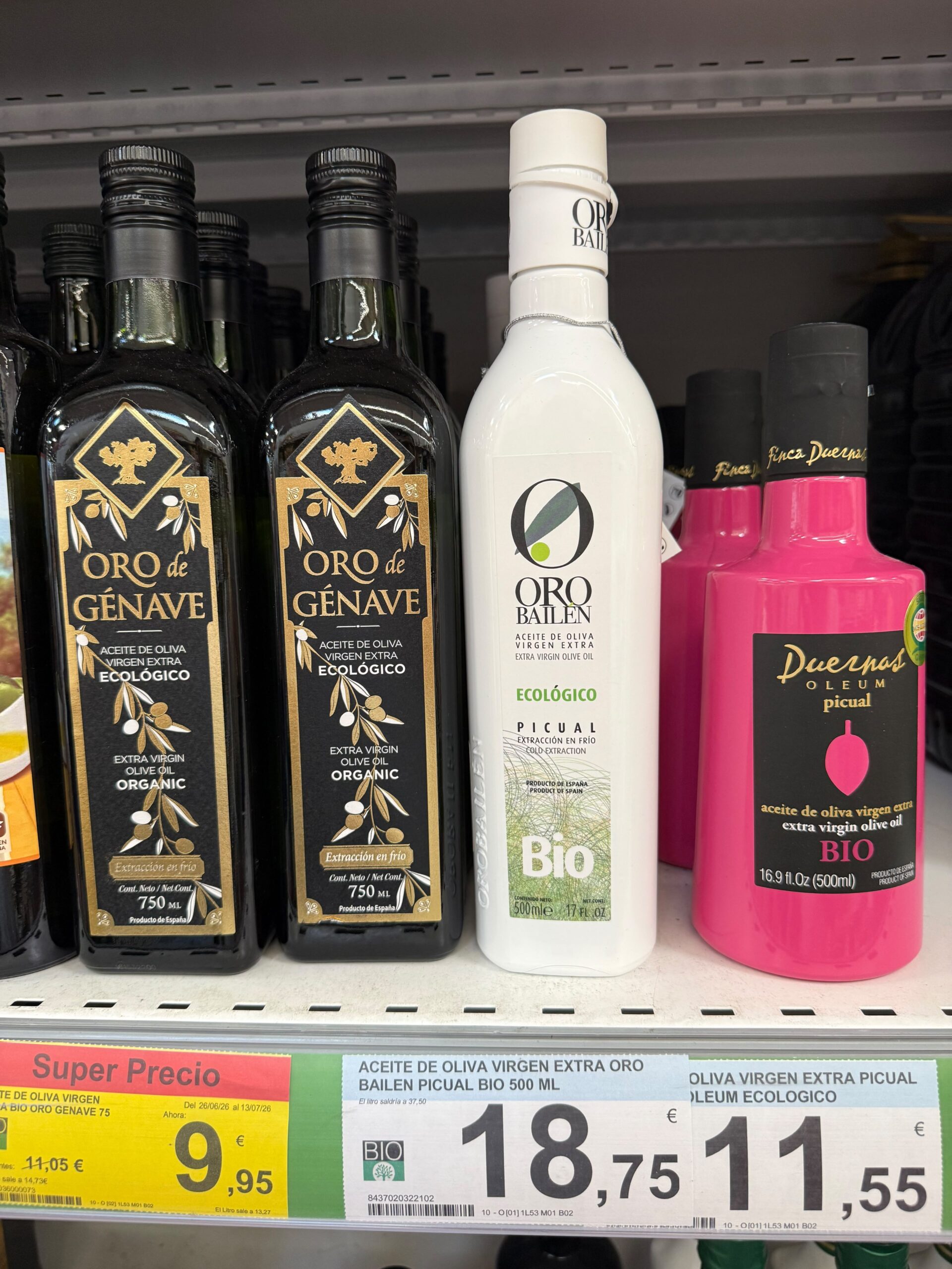 Botella de aceite de oliva virgen extra ecológico Oro Bailén Picual en el lineal de Carrefour
